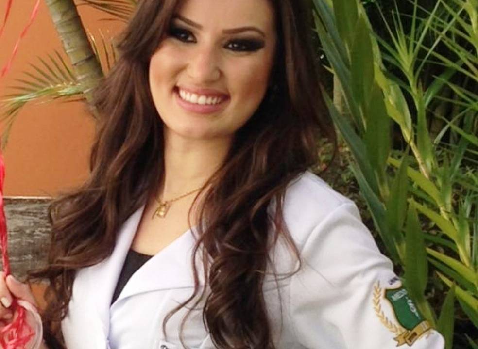 A imagem mostra a médica Ana Carolina sorrindo para a câmera
