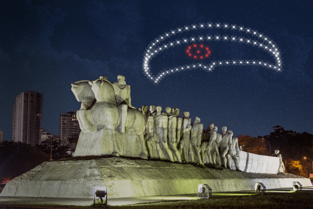 Monumento Às Bandeiras como uma espécie de nave espacial em cima, formado por drones luminosos