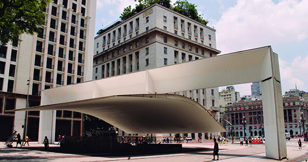 blog-caminhos-4 Imagem mostra praça com estrutura branca de metal ao centro.
