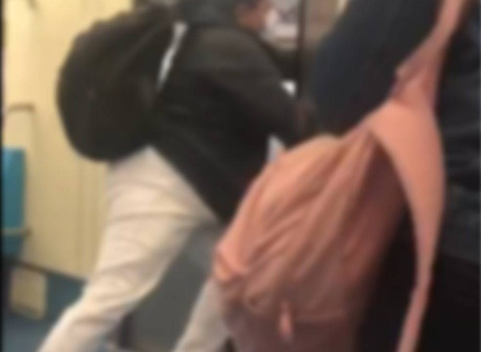 Imagem mostra o momento em que uma passeira empurra outras para fora do vagão do metrô