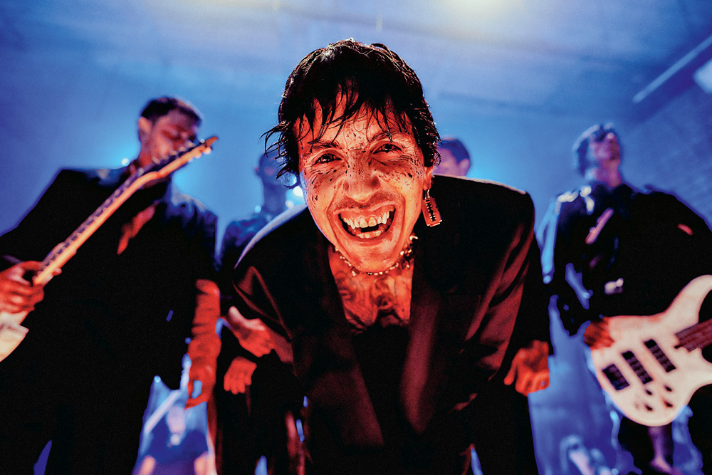 bring the horizon créditos Midnight Gallery.jpg Imagem mostra três homens, um próximo a câmera, com o rosto tatuado e o cabelo molhado. Ele mostra os dentes para a câmera.
