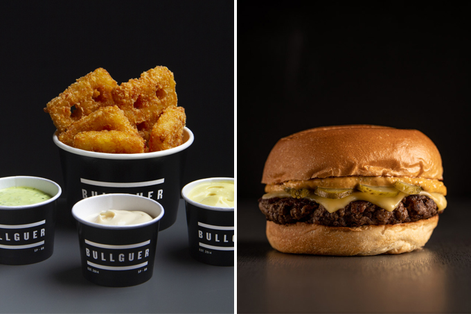 Bullguer Duas imagens unidas por linha fina branca. À esquerda, potinho com batatas em formato de waffle ao fundo e três potinhos de maionese à frente. À direita, hambúrguer em fundo preto.