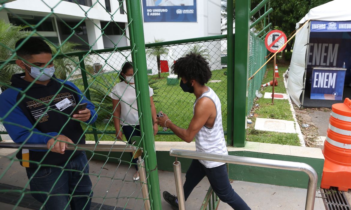 Imagem mostra aluno entrando em local de prova para a realização do Enem