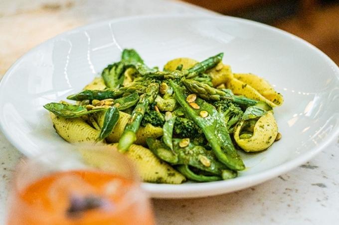 Greens & pasta: massa em forma de concha ao molho pesto com ervilha torta, aspargo verde, edamame e brócolis