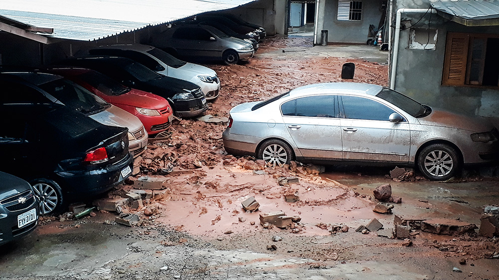 lote3.jpg Foto mostra um estacionamento atingido pela lama de um deslizamento.