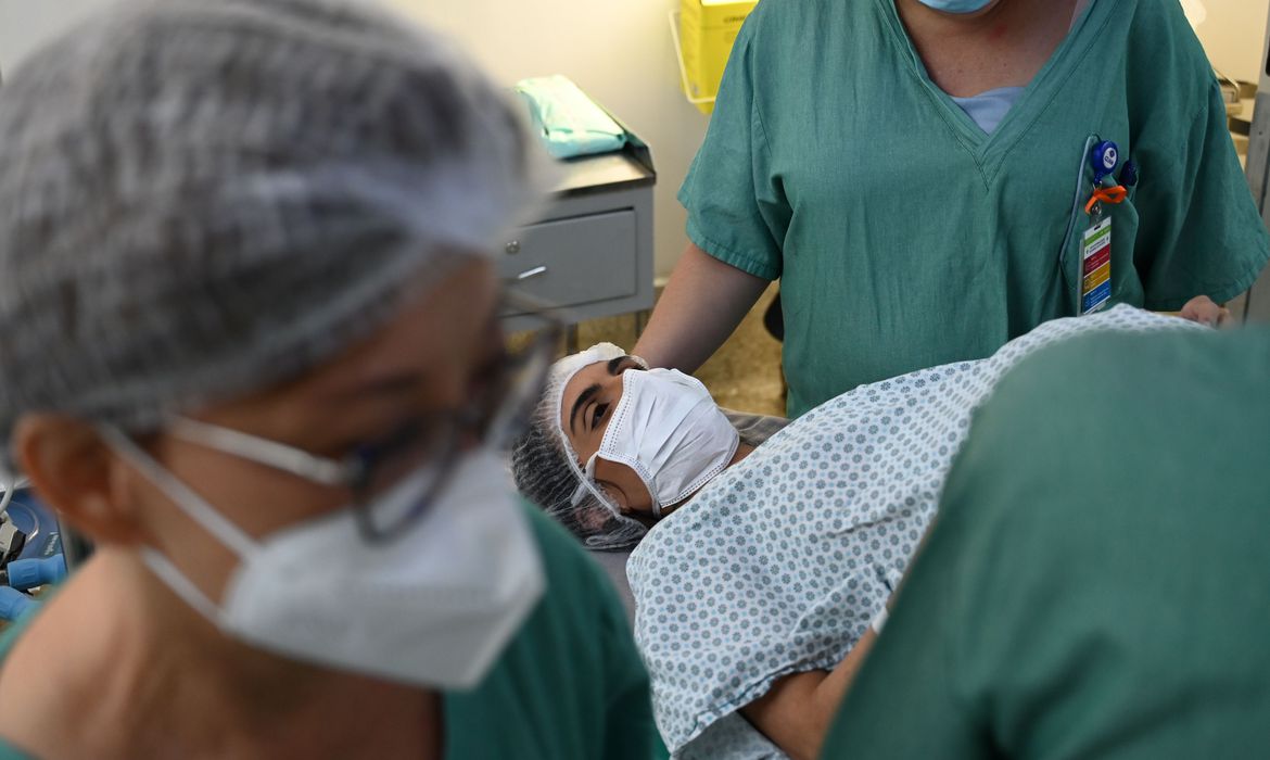 Yanike dos Santos em trabalho de parto dos quíntuplos