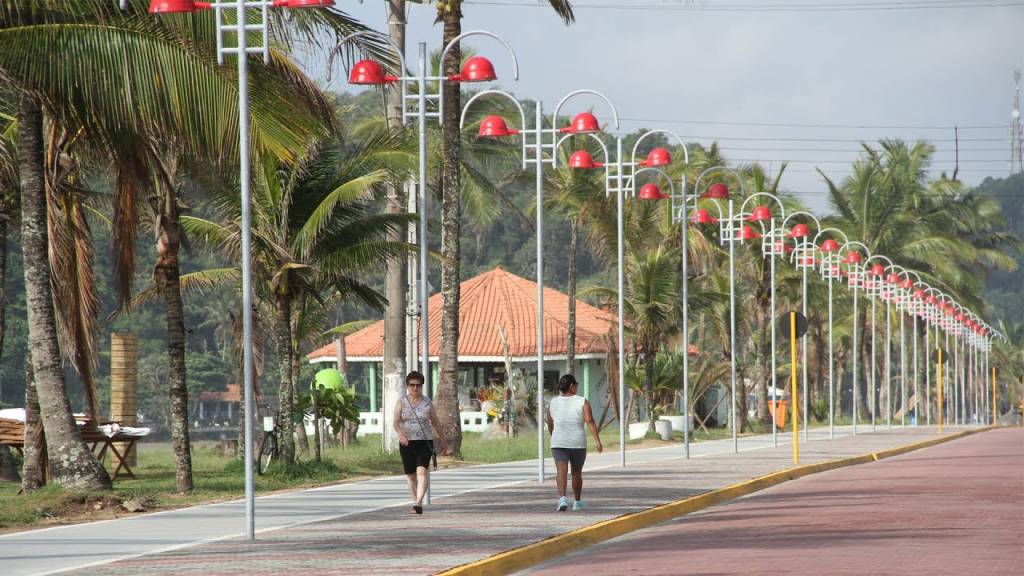 trecho de orla da praia em Itanhaém