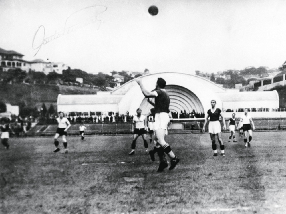 palmeiras-e-coritiba-durante-jogo-na-inauguraccca7acc83o-do-estacc81dio-do-pacaembucc81..jpg Imagem mostra jogadores de futebol em gramado. Ao fundo, uma estrutura branca.