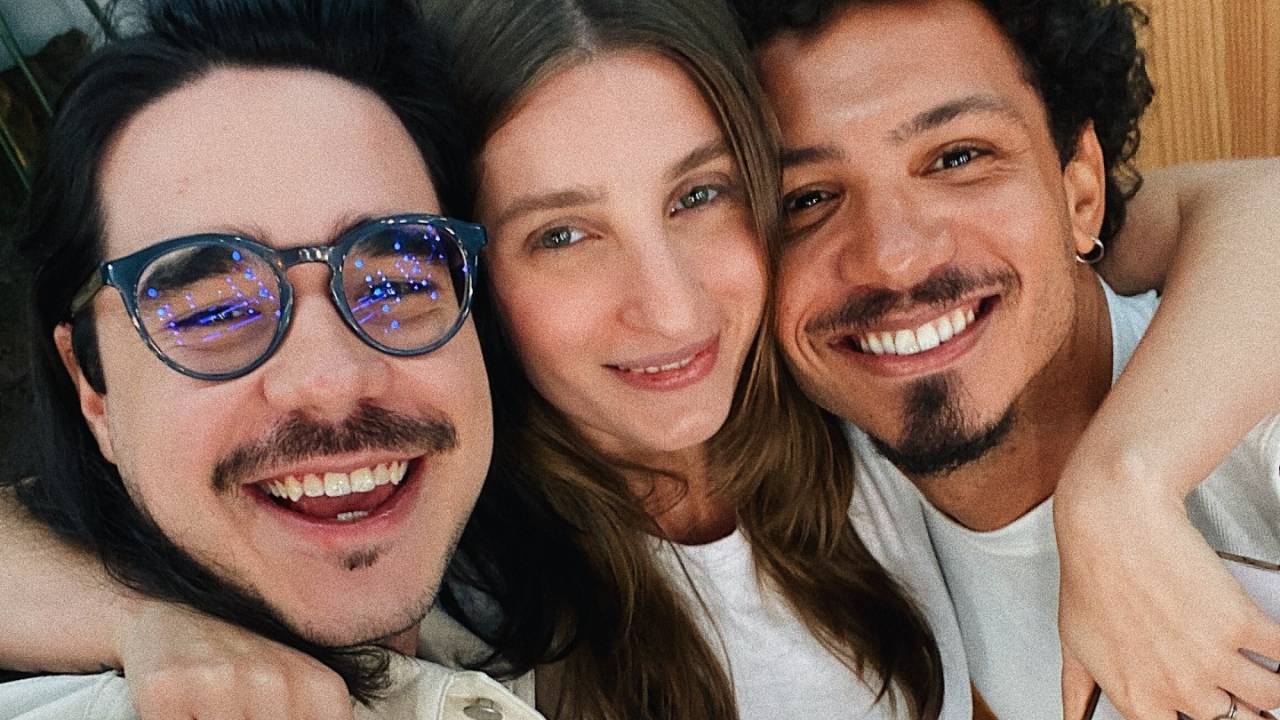 Gabie Fernandes, Akapoeta e Igor Pires, sorrindo, aparecem abraçados