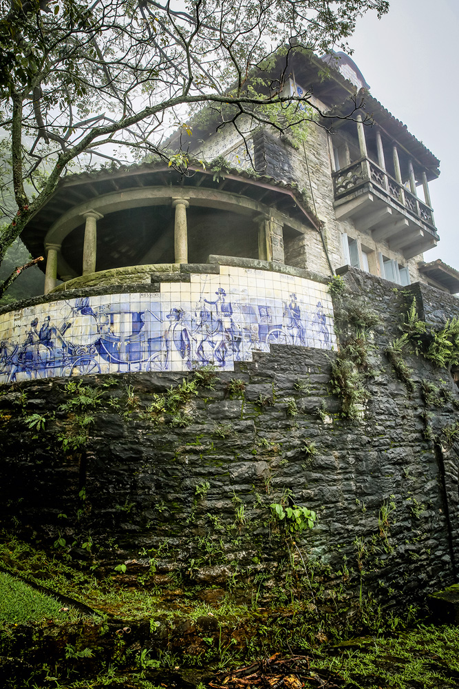 São Paulo 07 janeiro 2022Parque da Serra do MarFoto Alexandre Battibugli VSP Imagem mostra construção ccom azulejos azulados sobre estrutura de pedra.