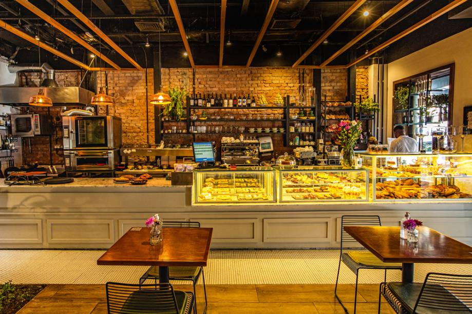 O salão: amplo espaço com seção de padaria O salão: amplo espaço com seção de padaria