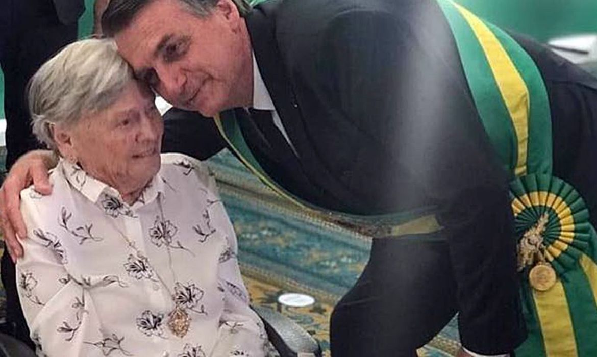 O presidente Jair Bolsonaro com a mãe