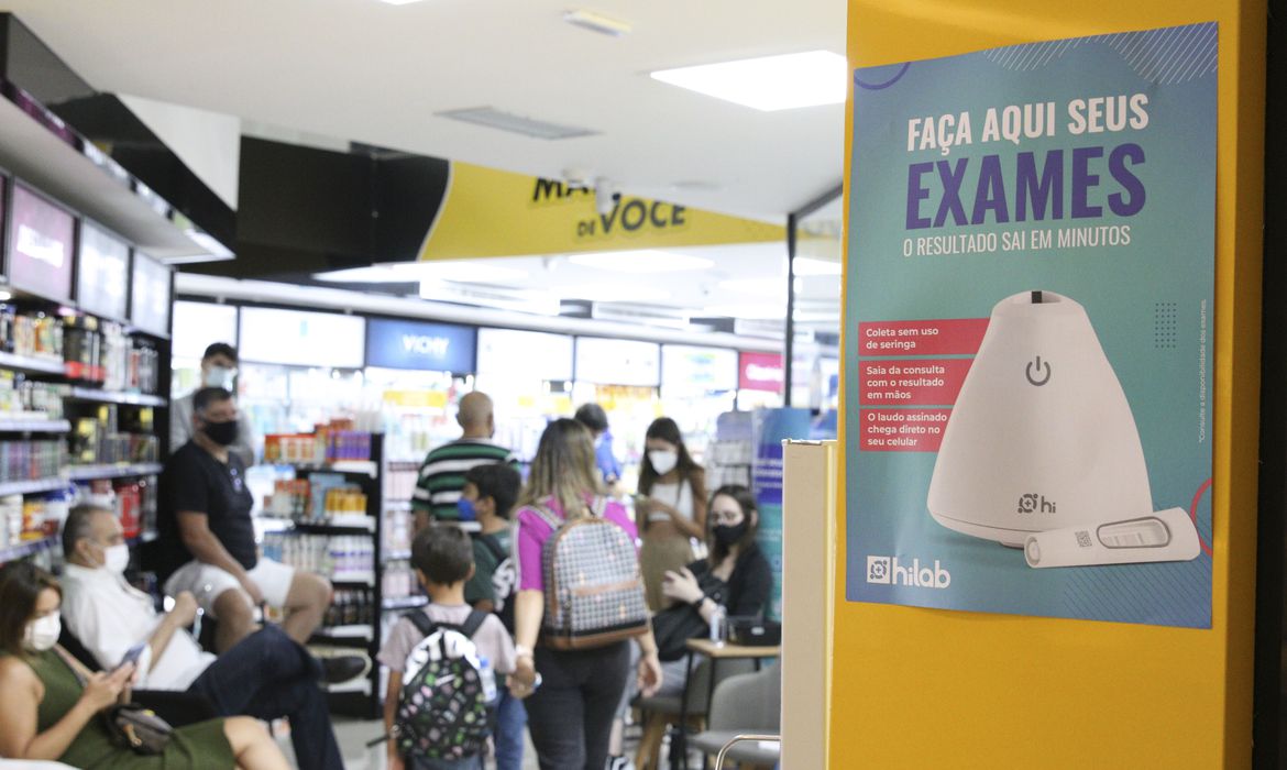 Fila para teste de Covid-19 em farmácia