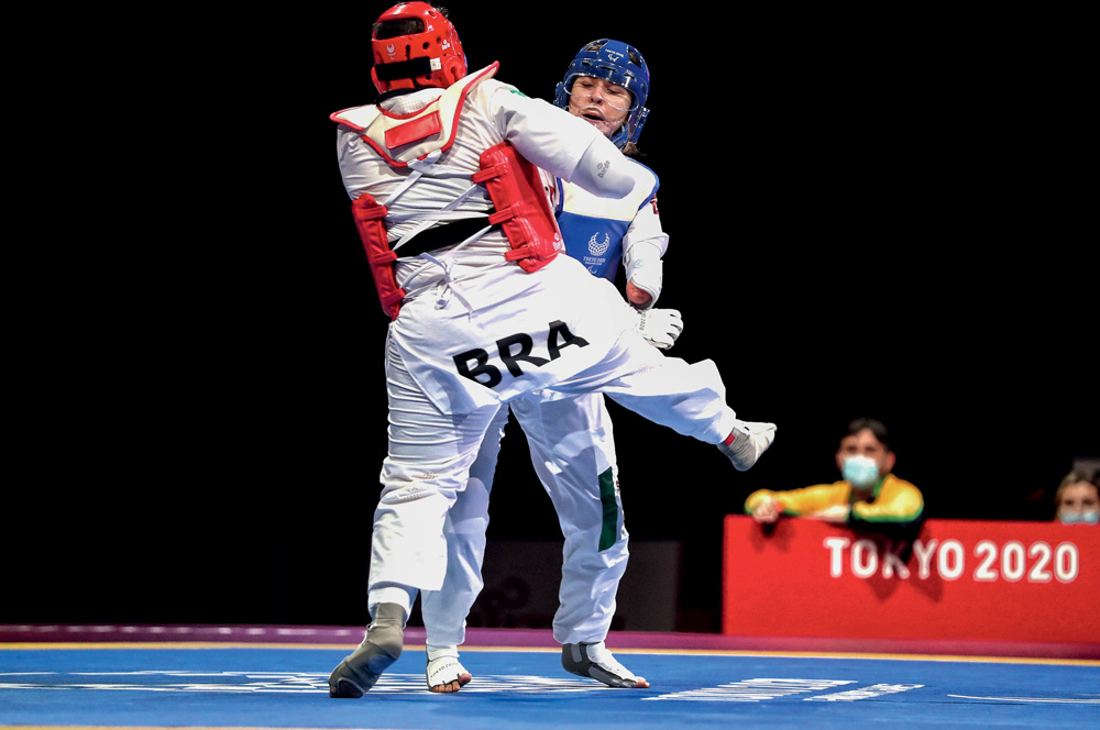 fotografia João Maia Imagem mostra duas pessoas lutando tae kwon do.