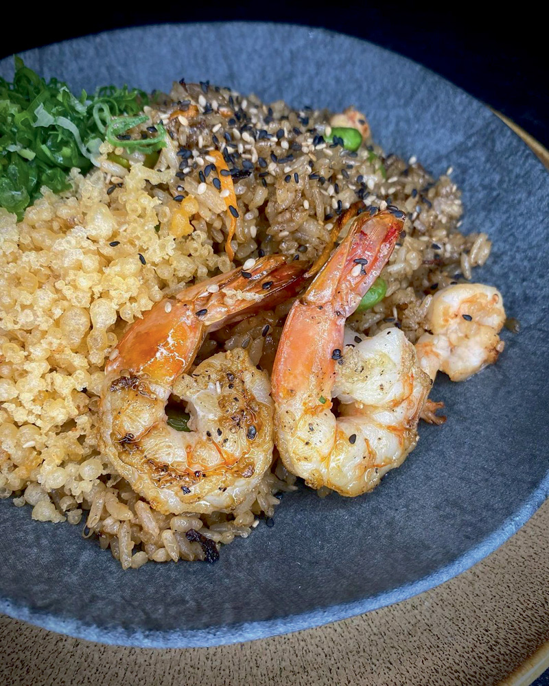 Prato fundo de cerâmica azul com camarões , arroz, cebolinha e mais