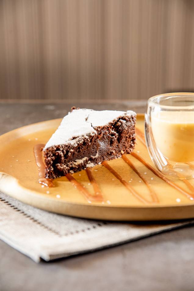 Torta tenerina: acompanhada de creme inglês de laranja-baía, caramelo toffee e flor de sal Torta tenerina: acompanhada de creme inglês de laranja-baía, caramelo toffee e flor de sal