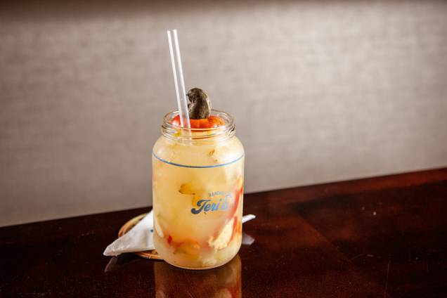 Caipirinha de carambola com caju: servida em pote de vidro Caipirinha de carambola com caju: servida em pote de vidro