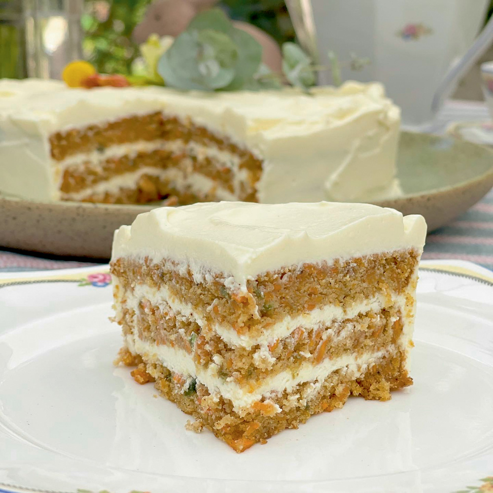 Âme Patisserie Bolo de massa de cor levemente marrom com recheio em duas camadas e com cobertura de cor branca