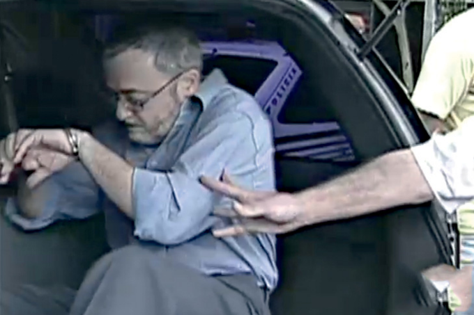 Eugênio Chipkevitch Imagem mostra homem de cabelo grisalho e camisa azul em porta-malas de carro.