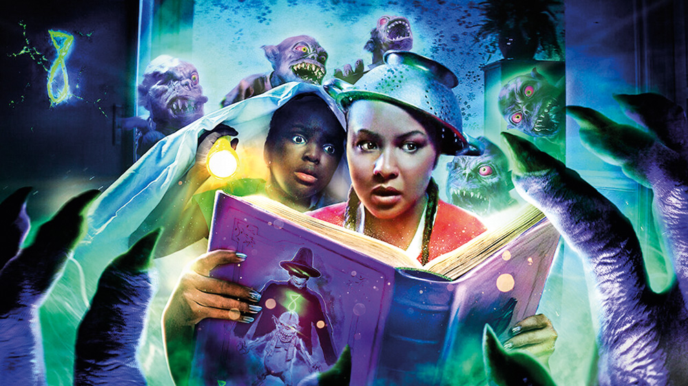Foto promocional do filme "Erax", da Netflix. Nela, uma jovem negra segura um livro roxo, de onde saltam criaturas assustadoras. Atrás dela, uma menina negra segura uma lanterna em direção ao livro.