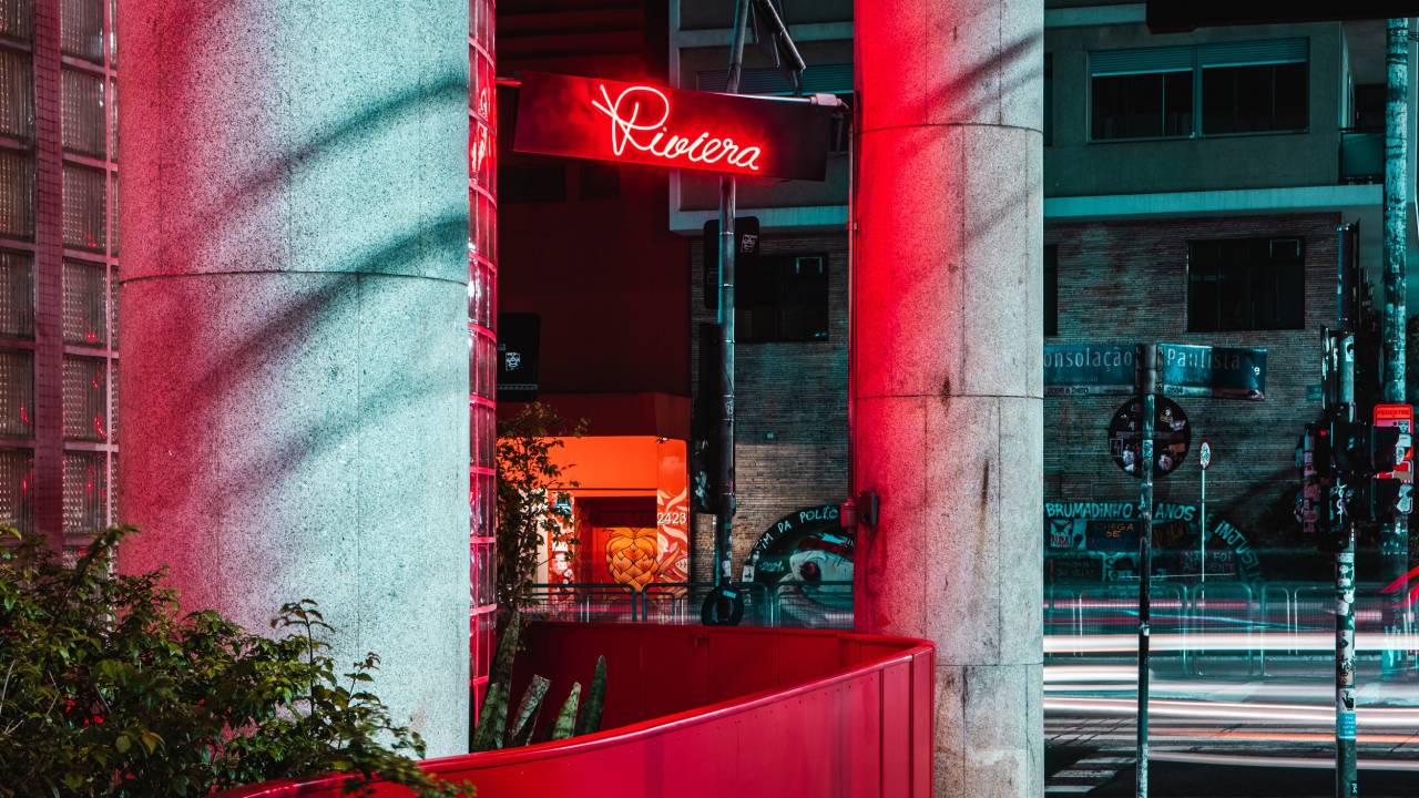 Fachada do Riviera Bar decorada por luzes vermelhas de LED