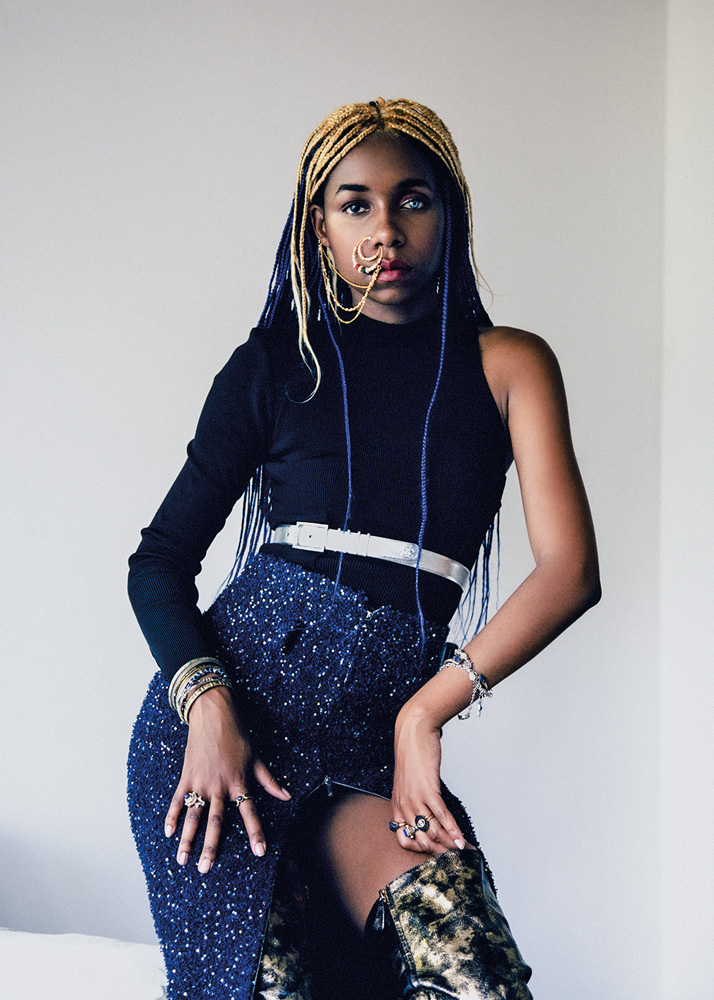 Igi by wallace domingues.jpg Imagem mostra mulher de roupa azul marinho com saia brilhante.
