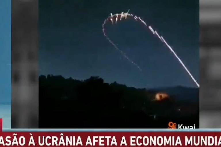 Imagem de noticiário exibe cena noturna de jogo de guerra.