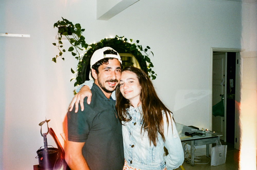 Meu Louco Amor – Camila & Armand (7).jpg Foto de Camila e o noivo. Ambos são brancos, de cabelos e olhos escuros. Ela tem o cabelo liso e comprido e ele o cabelo enrolado e barba. Eles posam para a foto um ao lado do outro.
