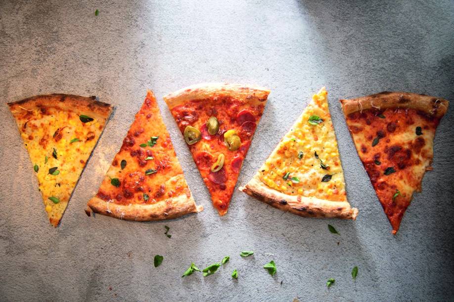 Fatias: da esquerda para a direita, pizza de milho, pizza margherita, pizza picante, de milho e margherita Fatias: da esquerda para a direita, pizza de milho, pizza margherita, pizza picante, de milho e margherita