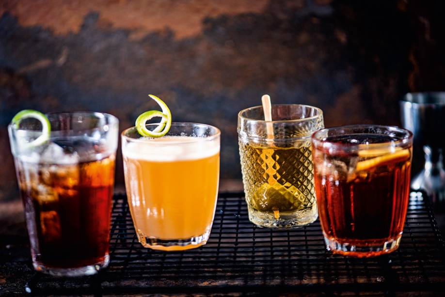 Drinques no copo: rebordosa, plantador, pina martini e rosana