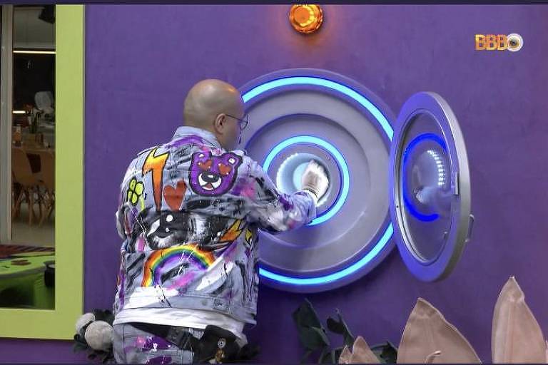 Tiago Abravanel aperta botão e deixa o BBB 22.