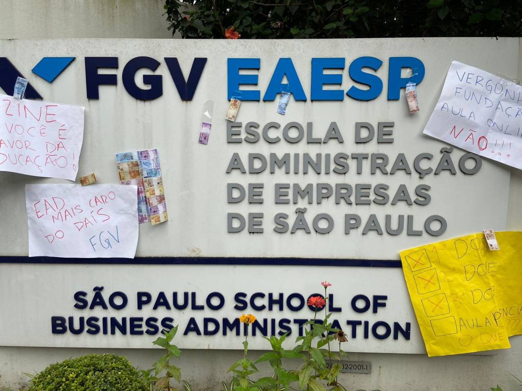 Alunos do Mackenzie e da FGV protestam pedindo volta das aulas presenciais