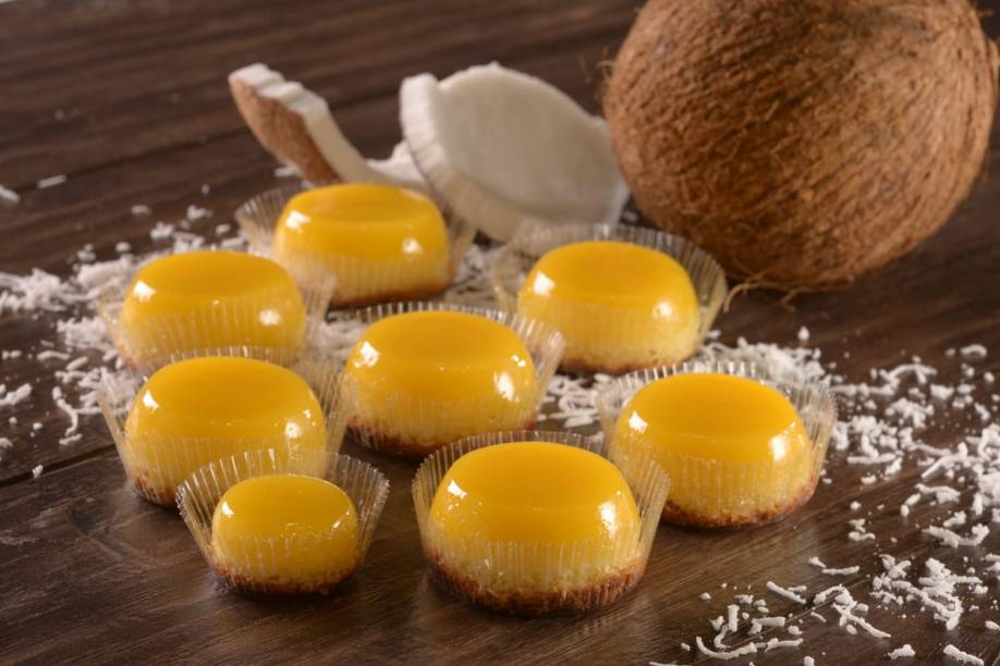 O doce: com gema e coco em diferentes tamanhos O doce: com gema e coco em diferentes tamanhos