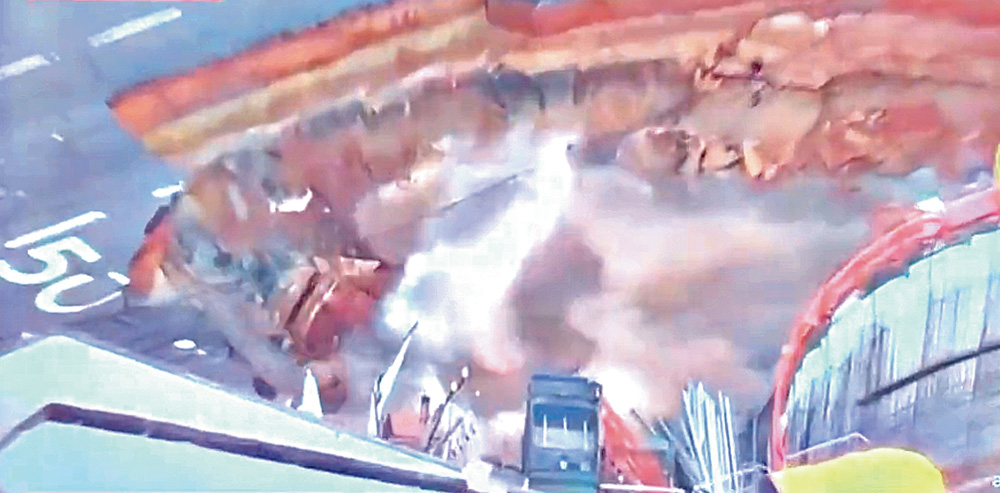 desabamento 3.png Imagens da TV mostram a cratera aberta na Marginal Tietê.