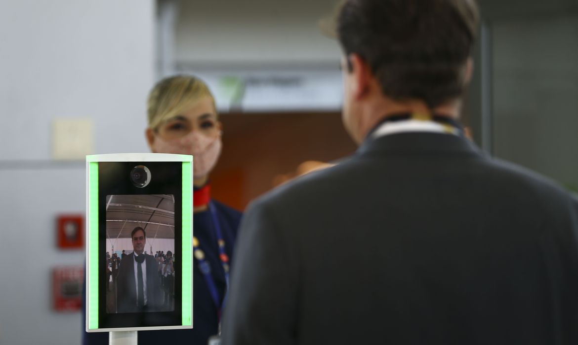 Passageiros testam o Embarque + Seguro, programa de reconhecimento facial para embarque em aeroportos