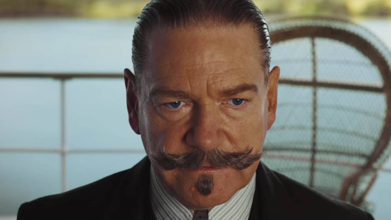 Kenneth Branagh como Hercule Poirot, de terno e bigodes largos