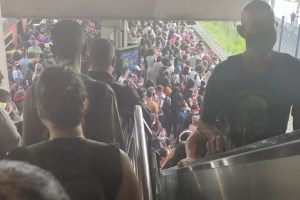 A imagem mostra estação lotada de pessoas após falha