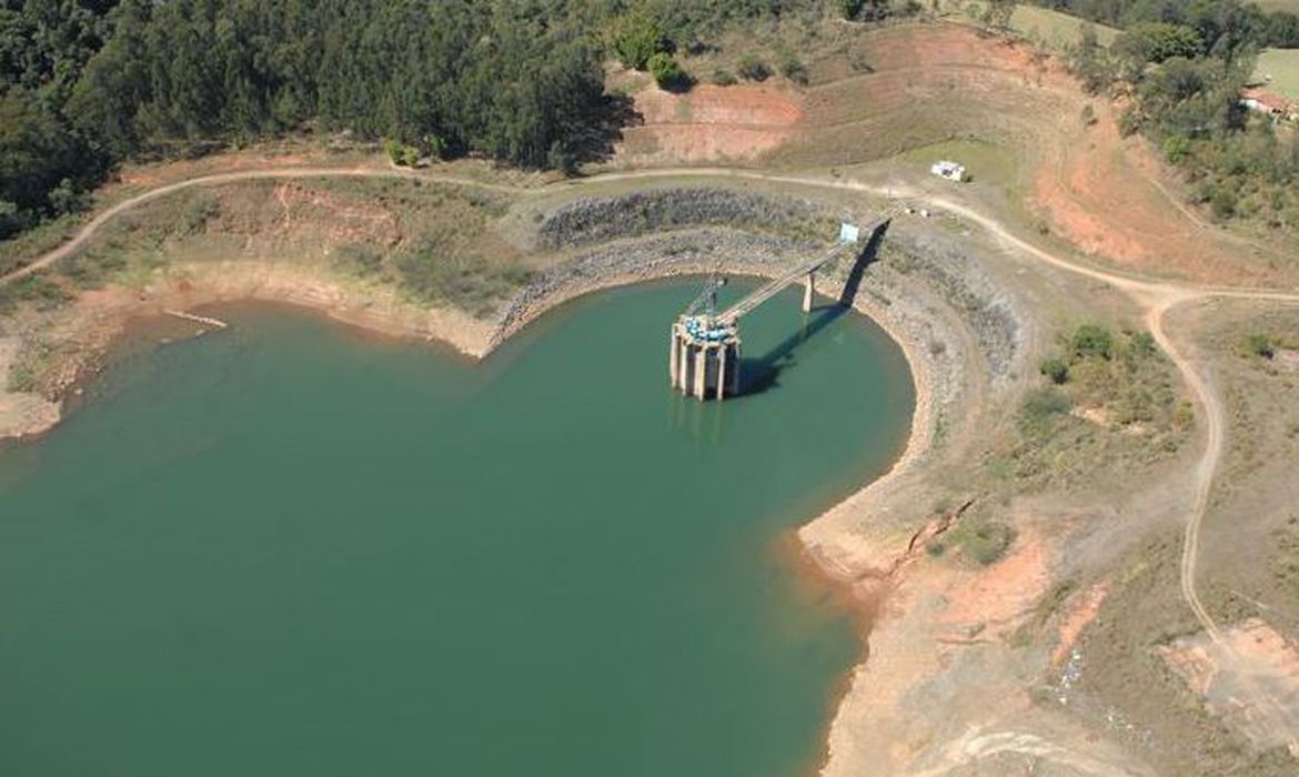 Imagem da reserva do sistema cantareira vista de cima para baixo