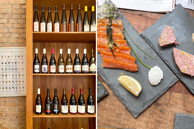 vinhos e tabua Duas imagens verticais unidas por linha fina branca. À esquerda prateleiras com garrafas de vinho. À direita, mesa de madeira com tábua de frios.