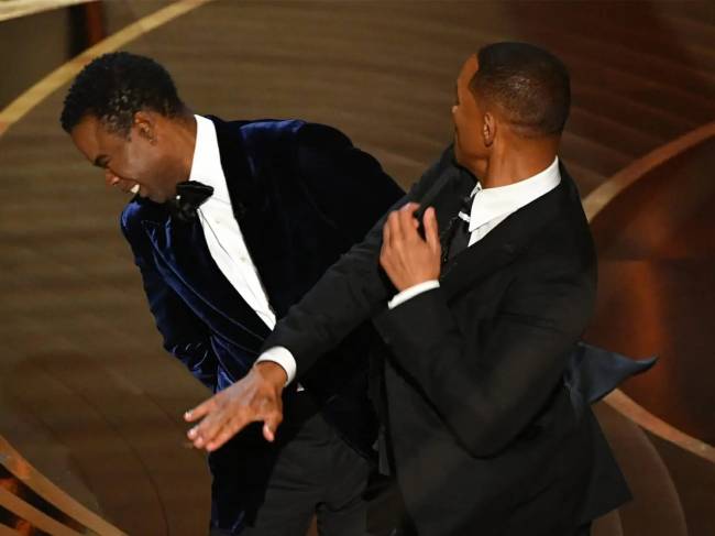 Will Smith e Chris Rock A imagem mostra Will Smith dando um tapa em Chris Rock