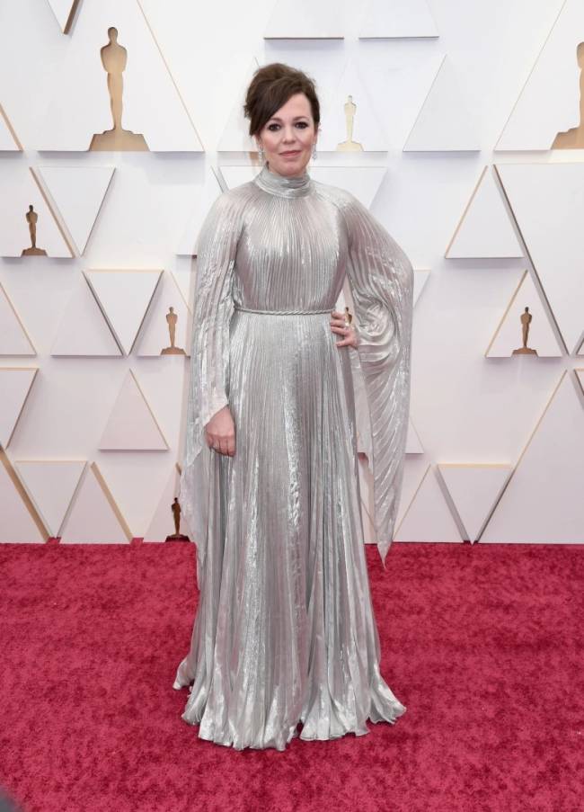 Olivia Colman, de vestido cinza