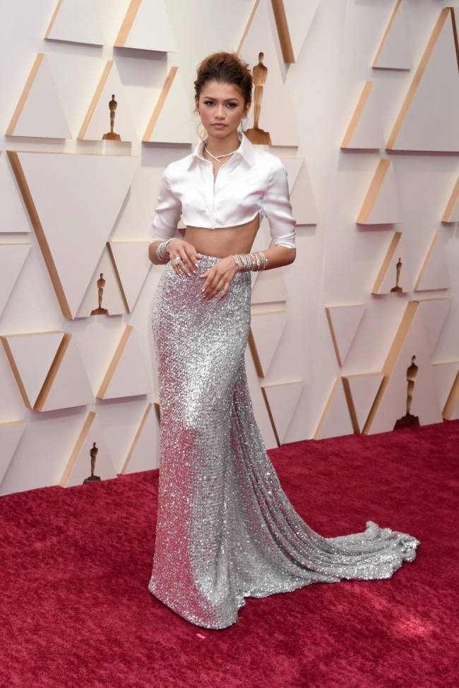 Zendaya, de vestido branco e prata