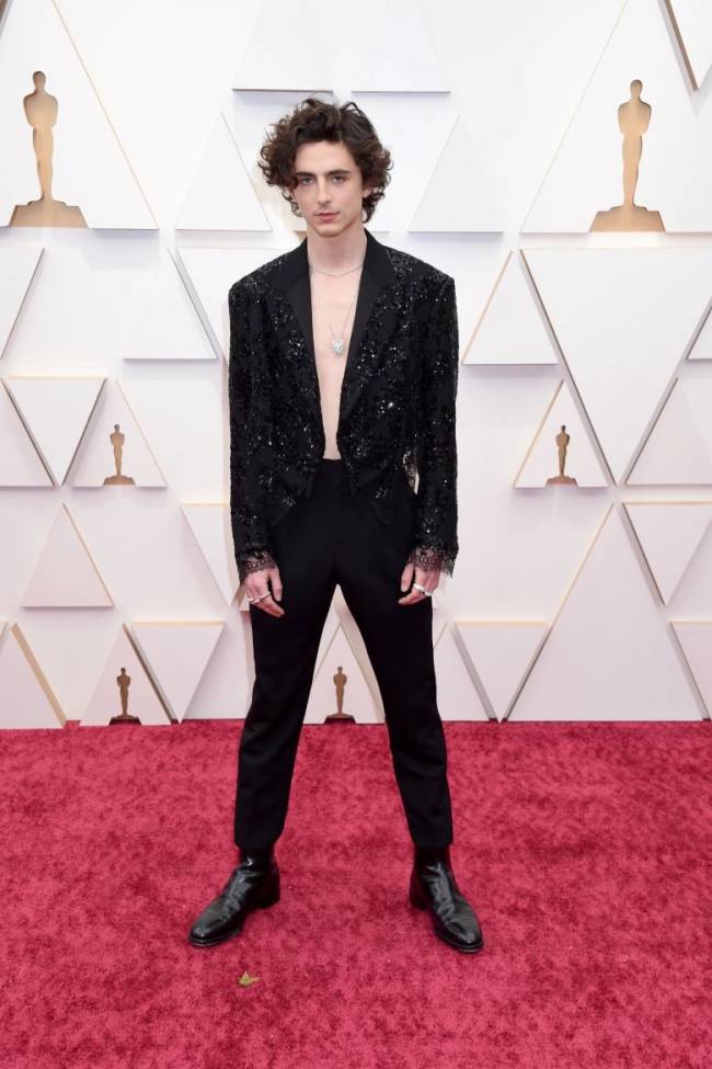 Timothée Chalamet, de terno preto