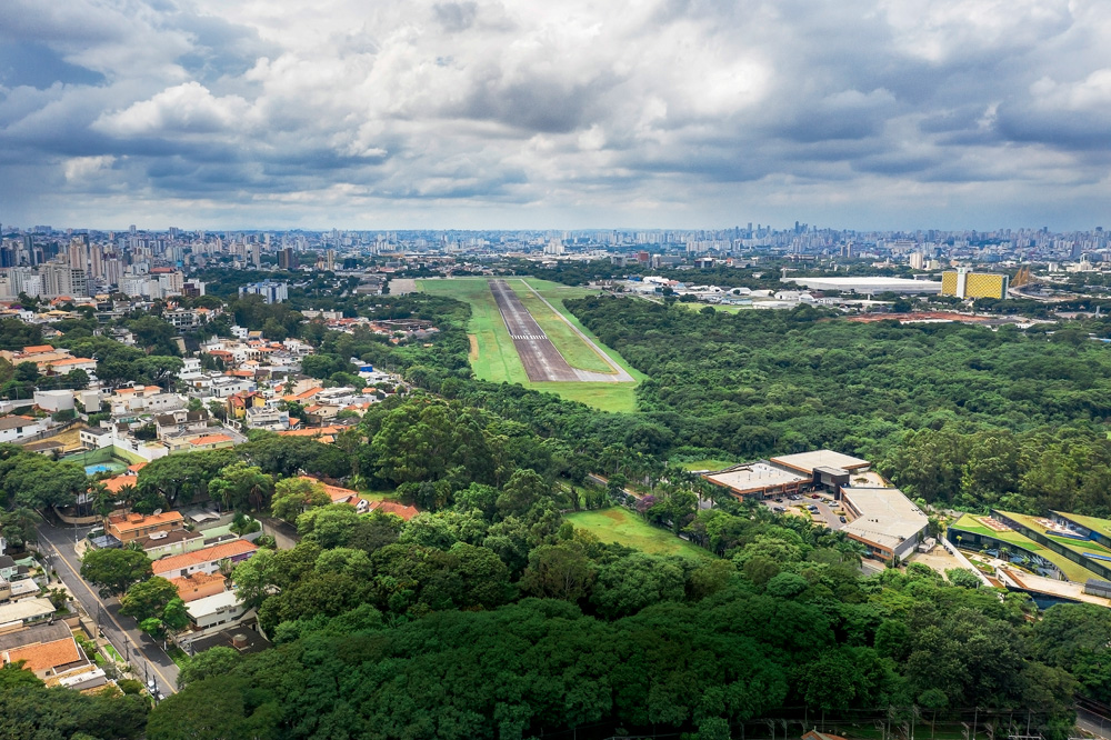 Foto mostra Campo de Marte, uma área arborizada, de cima