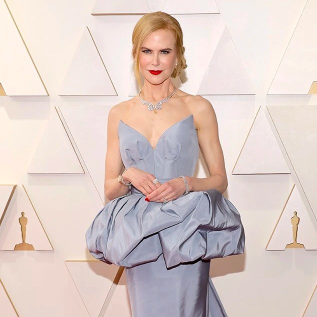 Nicole Kidman, de vestido cinza e batom vermelho