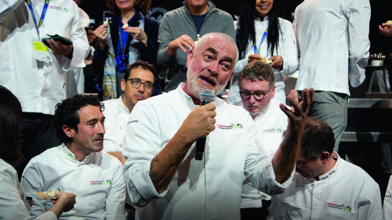 Imagem de Atala falando ao microfone no palco do evento