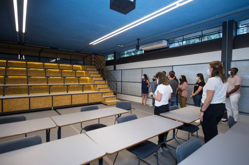 Ambev On (DIVULGAÇÃO) (4) Sala de aula com pequena arquibancada e mesas à frente. Na foto, algumas pessoas aparecem reunidas no centro.