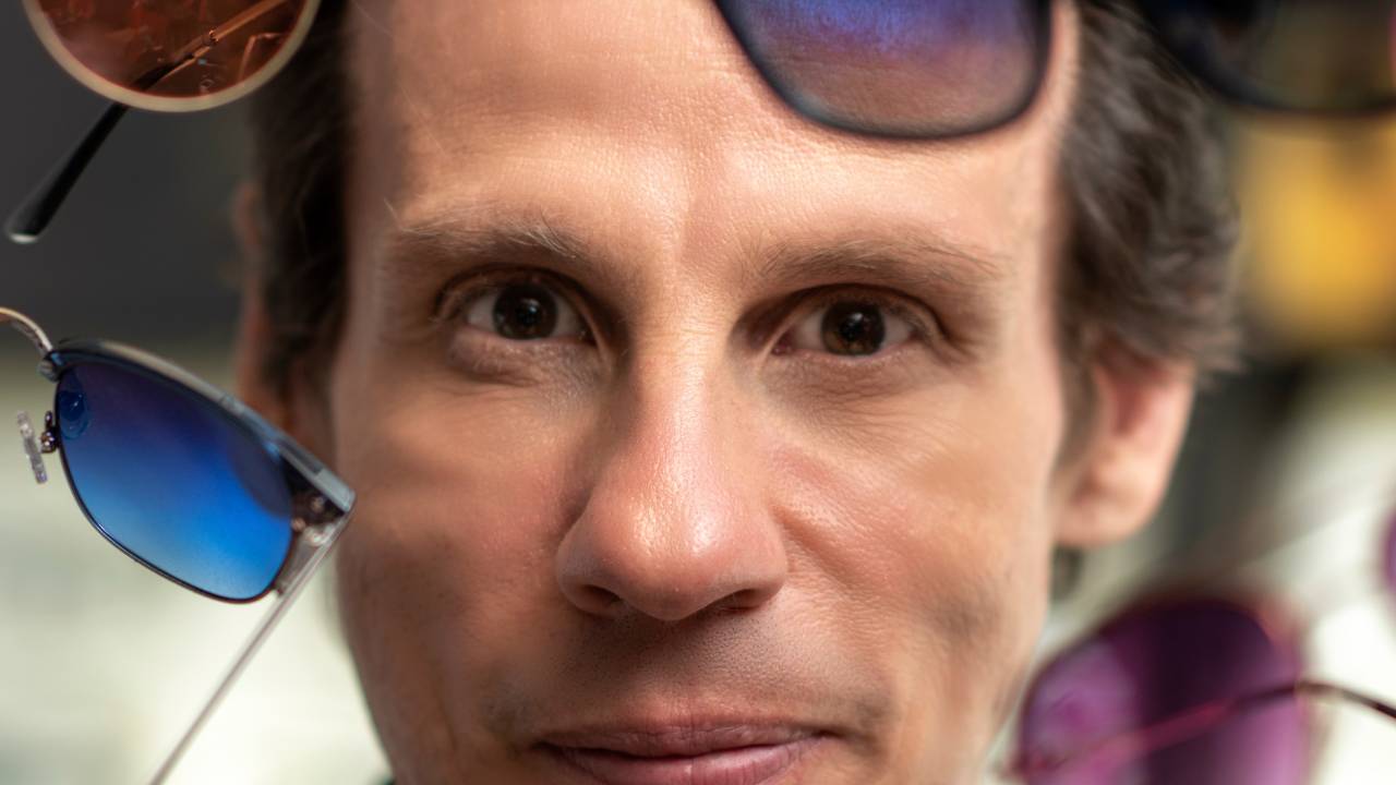 Caito Maia, fundador da Chilli Beans, aparece envolto por vários óculos flutuando ao seu redor.