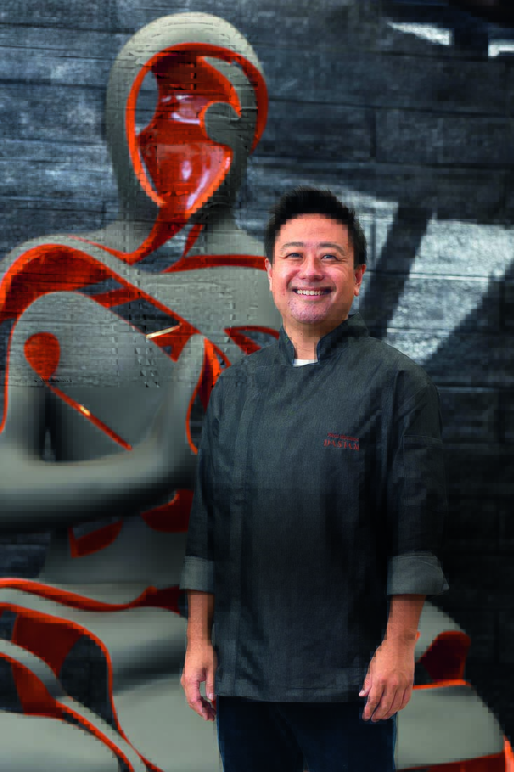 Dasian Chef Flávio Miyamura posa no ambiente do restaurante Dasian