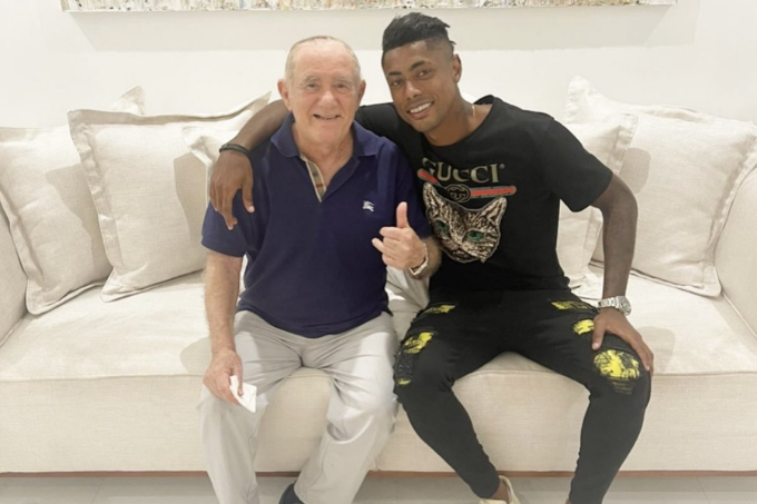 O jogador Bruno Henrique e Renato Aragão